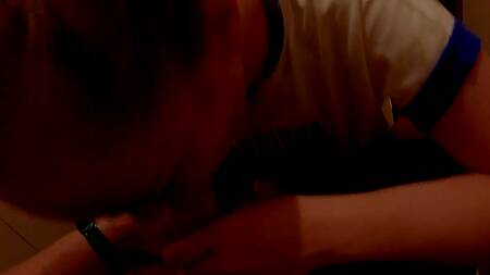 Русский чувак оприходовал в туалете симпатичную телочку с классной жопой