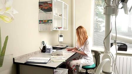 Врачиха нимфоманка лечит сексом хуястого русского пациента