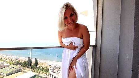 Блондинка с обвисшими дойками прибалдела на члене опытного любовника