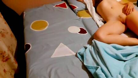 Рыжая бестия проснулась на члене прокравшегося в спальню самца