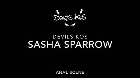 Широко распахнул ножки и глубоко вошел в попу сексуальной брюнетке