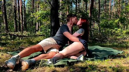 Русский самец страстно сношает на природе горячую рыжеволосую давалку