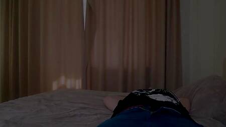 Молодая мамочка строчит минет сыну и жадно глотает его сперму