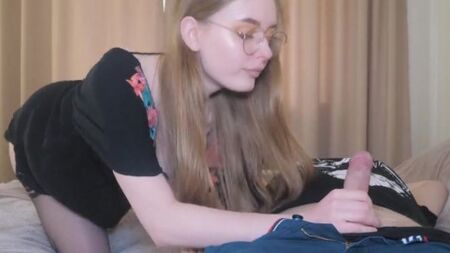 Молодая мамочка строчит минет сыну и жадно глотает его сперму