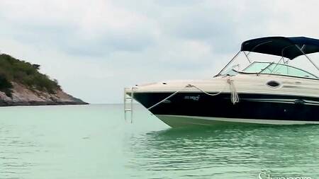 Фантастический лесбийский секс в лодке девчонок с кучерявыми волосами