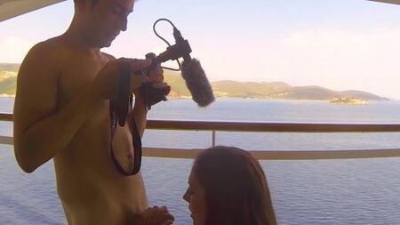 Улетный секс на палубе круизного судна с отменным видом на океан