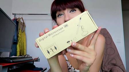 Красотка запихивает видеокамеру во внутрь пизды и анального отверстия