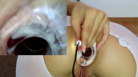 Красотка запихивает видеокамеру во внутрь пизды и анального отверстия