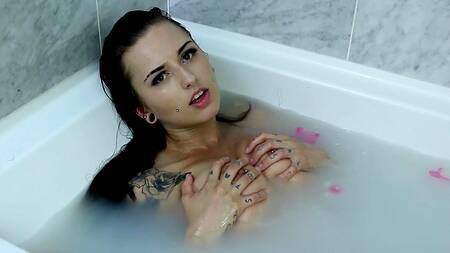 Пышногрудая красивая девушка эротично мастурбирует в ванной