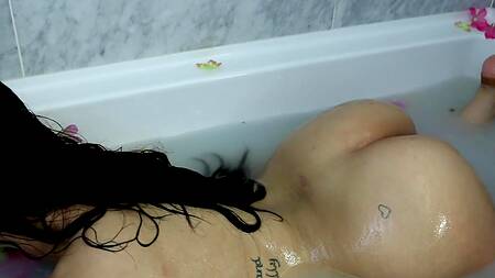 Пышногрудая красивая девушка эротично мастурбирует в ванной