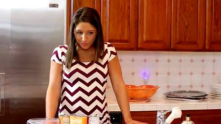 Завалил сучку на кухонный стол и страстно оприходовал до изнеможения