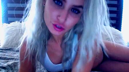 Стройная блонда мастурбирует и ебет себя дилдо перед вебкой