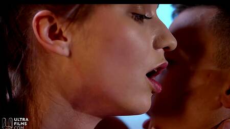 Роскошная сучка доминирует над парнем во время анального секса