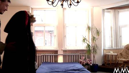 Зрелый самец прибалдел от жаркого секса втроем с двумя нимфами