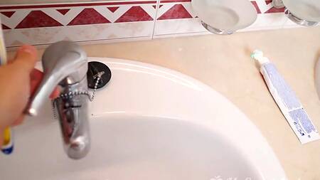 Проснувшаяся телочка захотела секс с утра с хорошо сложенным парнем