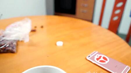 Проснувшаяся телочка захотела секс с утра с хорошо сложенным парнем