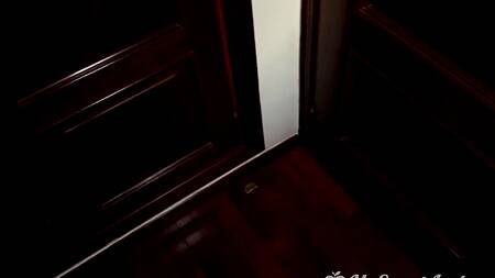 Проснувшаяся телочка захотела секс с утра с хорошо сложенным парнем