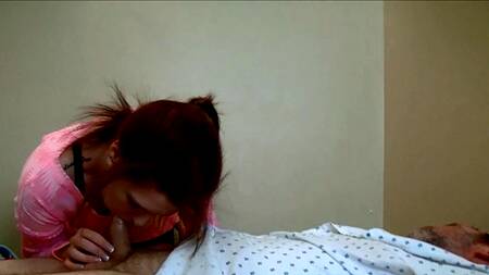 Рыжеволосая медсестра запрыгнула на хуй зрелого пациента