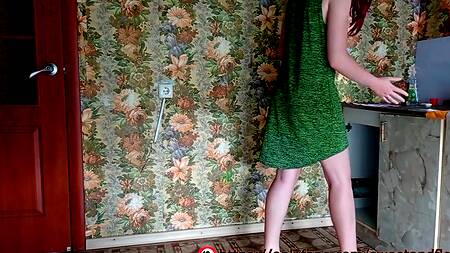 Куколд подглядывал как ебут его жену и слизал вытекающую из пезды сперму