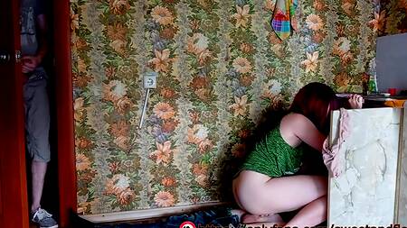 Куколд подглядывал как ебут его жену и слизал вытекающую из пезды сперму