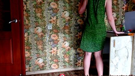 Куколд подглядывал как ебут его жену и слизал вытекающую из пезды сперму