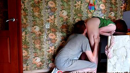 Куколд подглядывал как ебут его жену и слизал вытекающую из пезды сперму