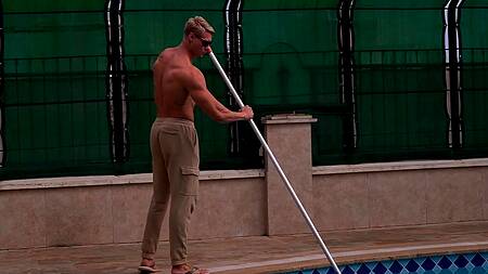 Нимфочка глубоко сосет мускулистому чистильщику бассейна и получает кайф