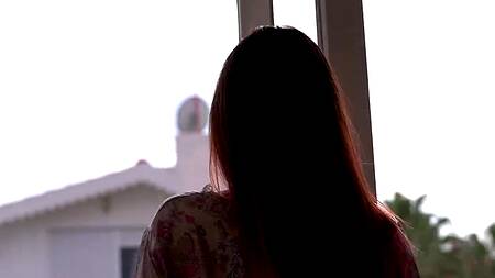 Нимфочка глубоко сосет мускулистому чистильщику бассейна и получает кайф