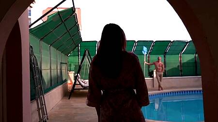 Нимфочка глубоко сосет мускулистому чистильщику бассейна и получает кайф