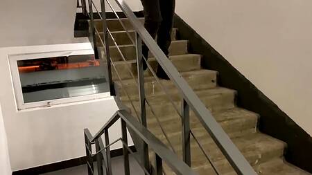 Русский пацан оприходовал соседскую девушку в подъезде на ступеньках