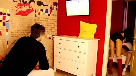 Горячая нимфа изменяет мужу и принимает на язычок камшот любовника