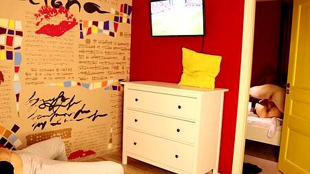 Горячая нимфа изменяет мужу и принимает на язычок камшот любовника