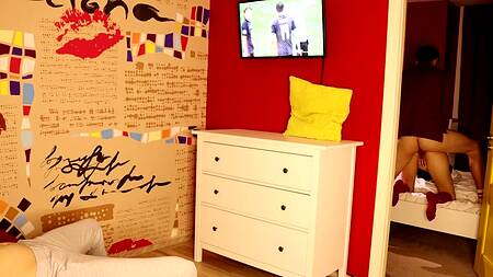 Горячая нимфа изменяет мужу и принимает на язычок камшот любовника