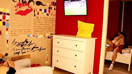 Горячая нимфа изменяет мужу и принимает на язычок камшот любовника