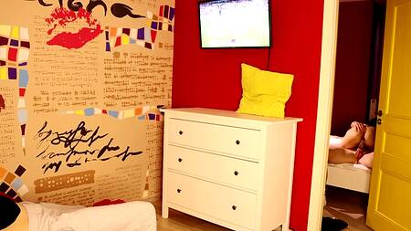 Горячая нимфа изменяет мужу и принимает на язычок камшот любовника