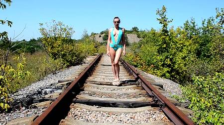 Мускулистый пацан пялит на железнодорожных путях сисястую цыпочку