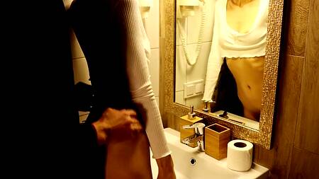 Куколд наблюдает как его сучку держат за волосы и пялят большим членом