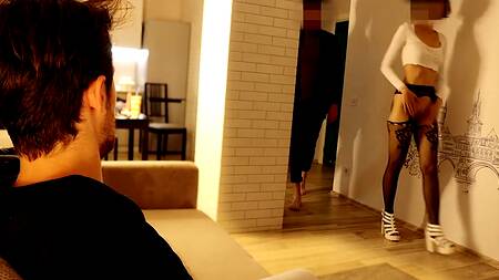 Куколд наблюдает как его сучку держат за волосы и пялят большим членом