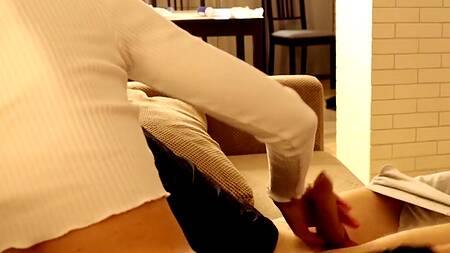 Куколд наблюдает как его сучку держат за волосы и пялят большим членом