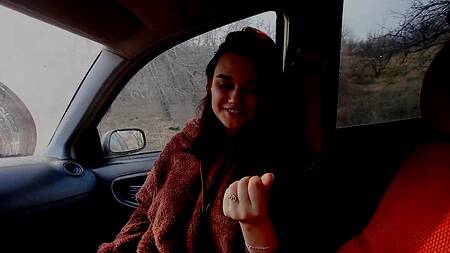 Симпотная грудастая сучка отдалась в машине страстному водителю