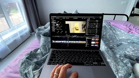 Рыжая бестия оргазмирует на парне сверху от первого лица