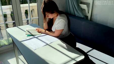 Неотразимая Lolly Lips сладко стонет в улетном порно от первого лица