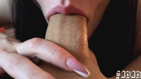 Снял на камеру крупным планом как красавица исполняет глубокий минет