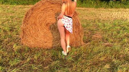 Парень отодрал стоя и раком свою чиксу прямо в чистом поле