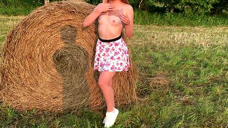 Парень отодрал стоя и раком свою чиксу прямо в чистом поле