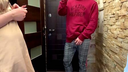 Русская краля рассчиталась с курьером влажным и очень узеньким влагалищем