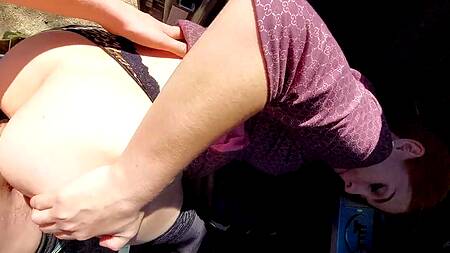 Предложил сучке подвести, а она сразу захотела на член