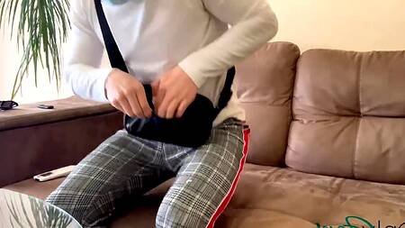 Неугомонная в сексе краля соблазнила и трахнула молодого курьера