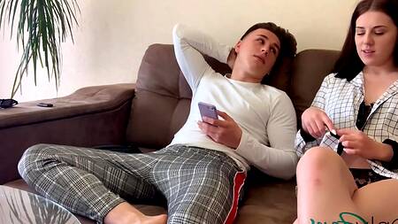 Неугомонная в сексе краля соблазнила и трахнула молодого курьера