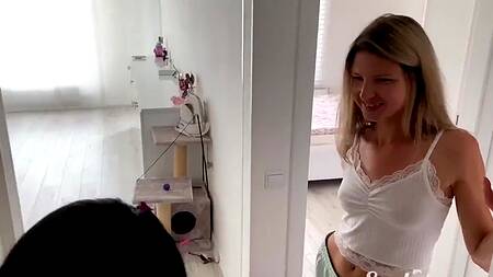 Фантастический лесбийский секс двух красавиц на уютном диванчике